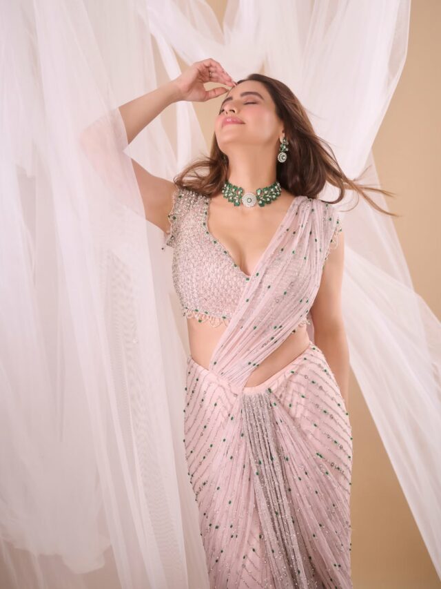 Actress Aamna Sharif: उम्र 43... लेकिन अदाएं ऐसी कि फैंस हुए घायल! पिंक साड़ी में 'कशिश' ने लूटी महफिल!