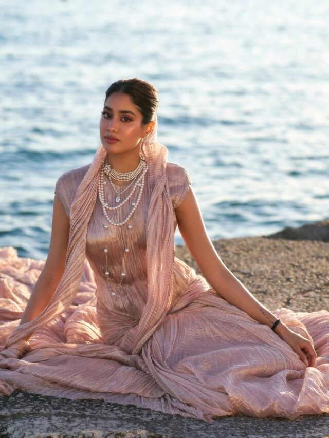 Janhvi Kapoor Hot Photoshoot:  जान्हवी कपूर की ये तस्वीरें देख आपको भी आ जाएगी श्रीदेवी की याद, यहां देखें एक्ट्रेस का शानदार लुक
