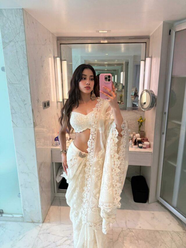 Janhvi Kapoor Pics: साड़ी पहनकर जाह्नवी कपूर ने फिर लूटी महफिल! खूबसूरती का ऐसा जलवा बिखेरा कि देखते रह गए फैंस