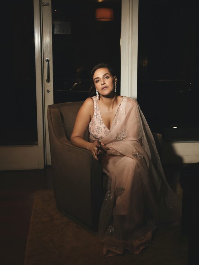 Neha Dhupia New Look: साड़ी पिंक ओर्गेंजा, लेकिन हुस्न का असर बिजली जैसा… नेहा धूपिया की तस्वीरों ने उड़ाए होश!