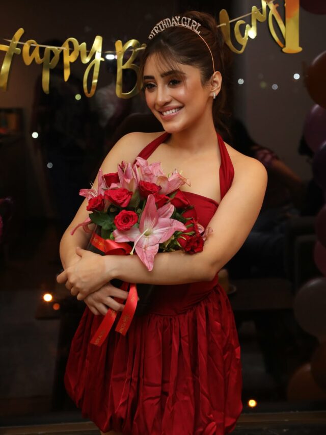 Shivangi Joshi: टीवी एक्ट्रेस नायरा का बर्थडे बना सोशल मीडिया सेंसेशन! रेड आउटफिट में शिवांगी जोशी ने चुराया फैंस का दिल