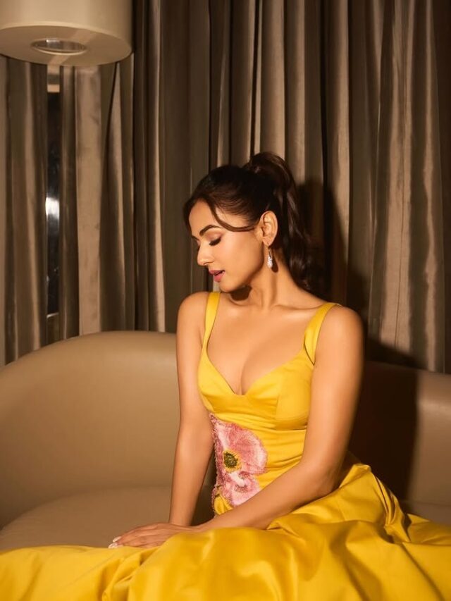 Sonal Chauhan Hot Pic: येलो डीप-नेक गाउन में इस एक्ट्रेस ने लगाया ग्लैमरस का तड़का, शेयर की हद से ज्यादा बोल्ड तस्वीरें