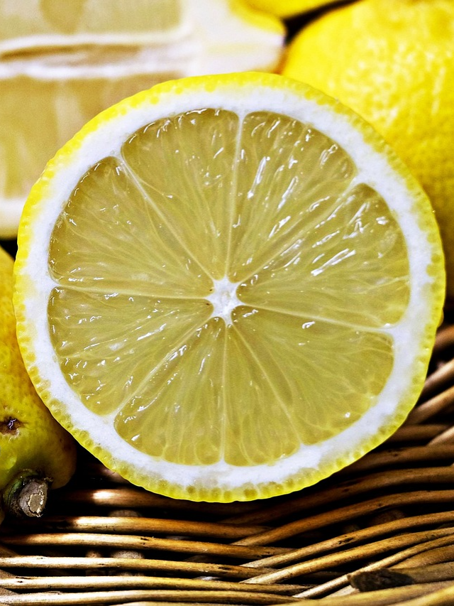 Lemon Benefits For Summer: गर्मियों में शरीर को ठंडक देता है नींबू, जानिए इसके चौंकाने वाले फायदे