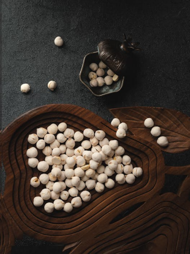 Benefits of Fox Nuts  : सुपरफूड मखाना के 8 जादुई फायदे; बस रोज एक मुट्ठी खाएं और बीमारियों को कहें बाय-बाय!