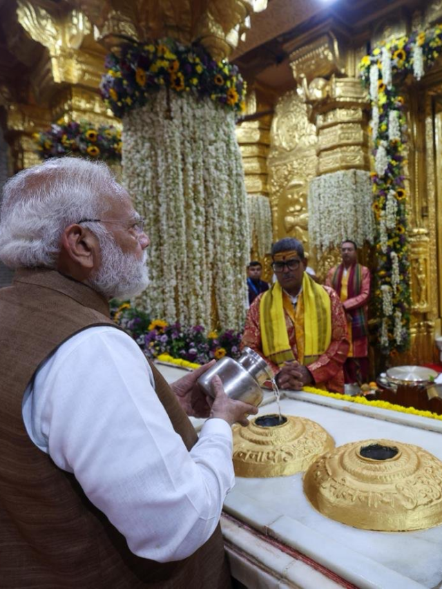 PM Modi Somnath Temple Pooja: सोमनाथ अमृत महोत्सव में पहुंचे पीएम मोदी, शिवलिंग पर चढ़ाया जल, महापूजा की ये तस्वीरें हो रहीं वायरल, आप भी देखें