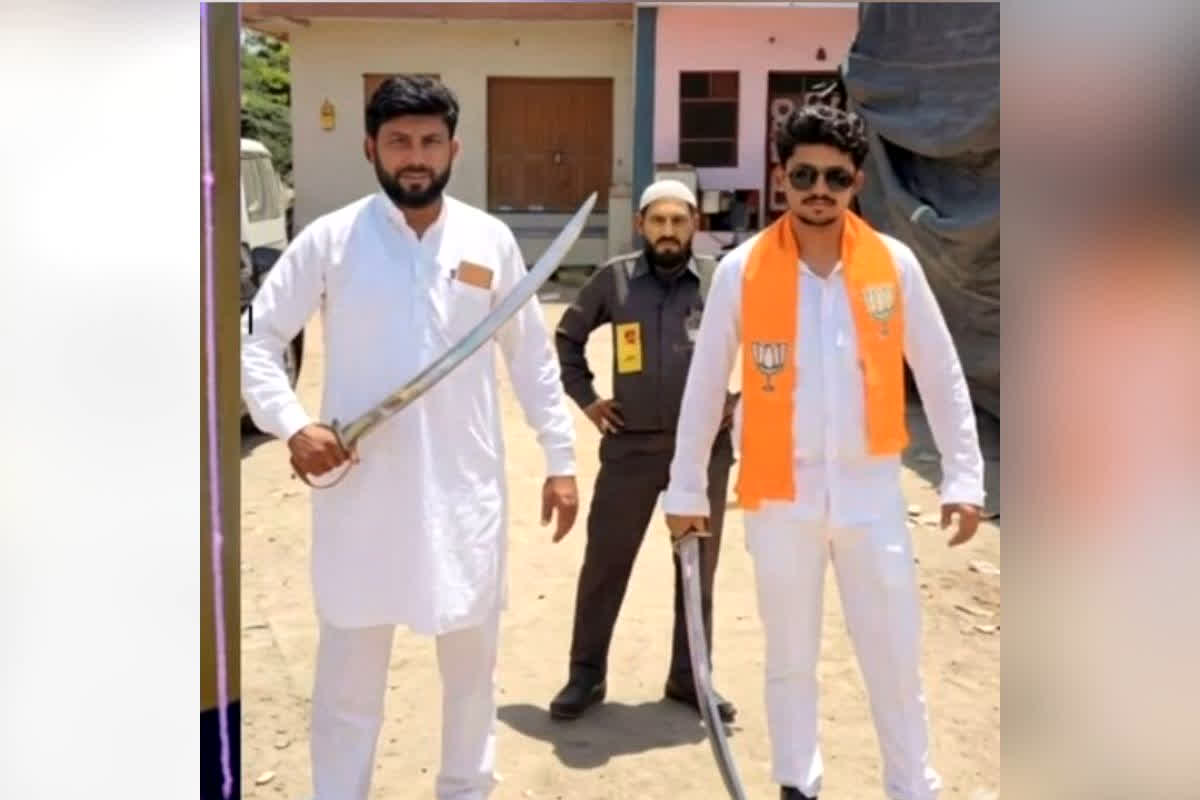 Bharuch Election Controversy  : चुनाव हारते ही बौखलाए नेताजी! तलवार लहराकर लोगों को दी ये खुली चुनौती, वीडियो वायरल होते ही मचा हड़कंप