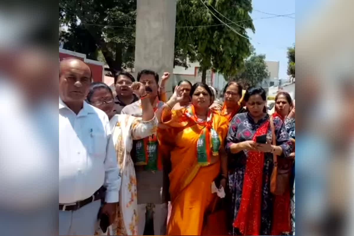 Ghaziabad BJP News : ‘व्हाट्सएप पर भेजता था अश्लील मैसेज’, भाजपा नेत्री ने अपनी ही पार्टी के जिला उपाध्यक्ष पर लगाए कई गंभीर आरोप, बोलीं-रात में वो…
