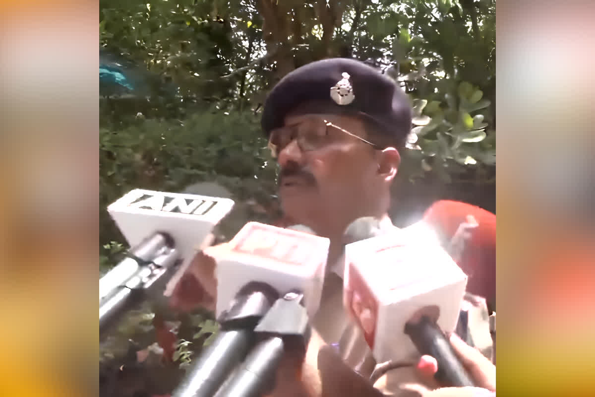 Twisha Sharma Case Update: क्या ट्विशा के पति समर्थ सिंह को बचाने में जुटी है पुलिस? गिरिबाला सिंह को दी गुप्त नोटिस, फिर मीडिया से बचते नजर आए पुलिस वाले