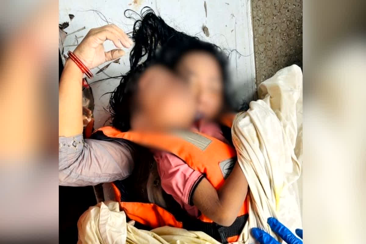 Bargi Dam Cruise Hadsa: सांसें हार गई… जीत गई मां की ममता, मौत के बाद भी मां ने गले से लगाया रहा मासूम बच्चे को, बरगी हादसे की तस्वीर देखकर पसीज जाएगा दिल