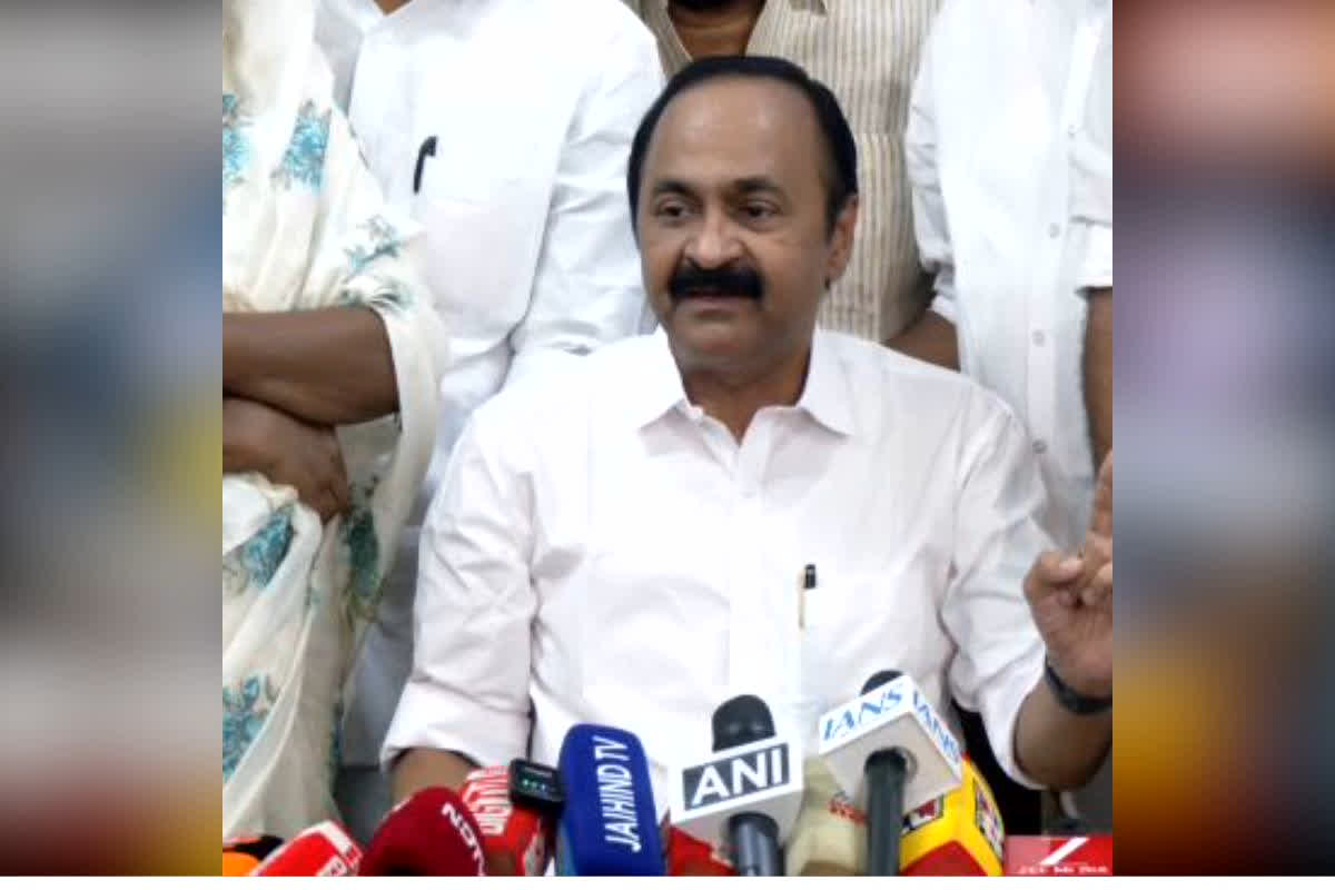 Kerala New Chief Minister Name : 10 दिन के सस्पेंस के बाद खत्म हुआ इंतजार! राहुल गांधी ने इस चेहरे पर लगाया दांव, केसी वेणुगोपाल का पत्ता काटकर ये दिग्गज बने केरल के नए मुख्यमंत्री