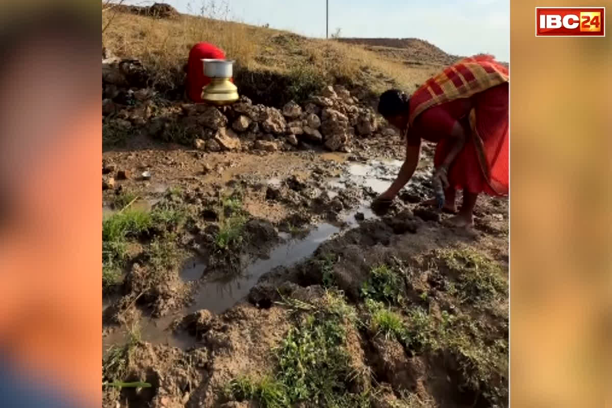 Mandla Dirty Water viral video: इस खतरनाक जगह का पानी पीने को मजबूर हैं गांव वाले, युवक ने लगाई मदद की गुहार, कहा-कलेक्टर साहब आप ये पानी पीकर बताइए