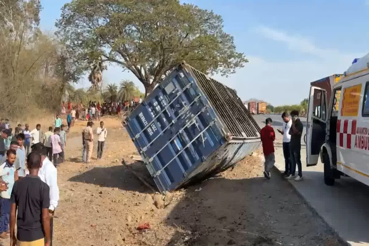 Palghar Accident News: हाईवे पर मौत का तांडव, बारातियों की गाड़ी और कंटेनर की टक्कर में मची चीख-पुकार, इतने लोगों की दर्दनाक मौत