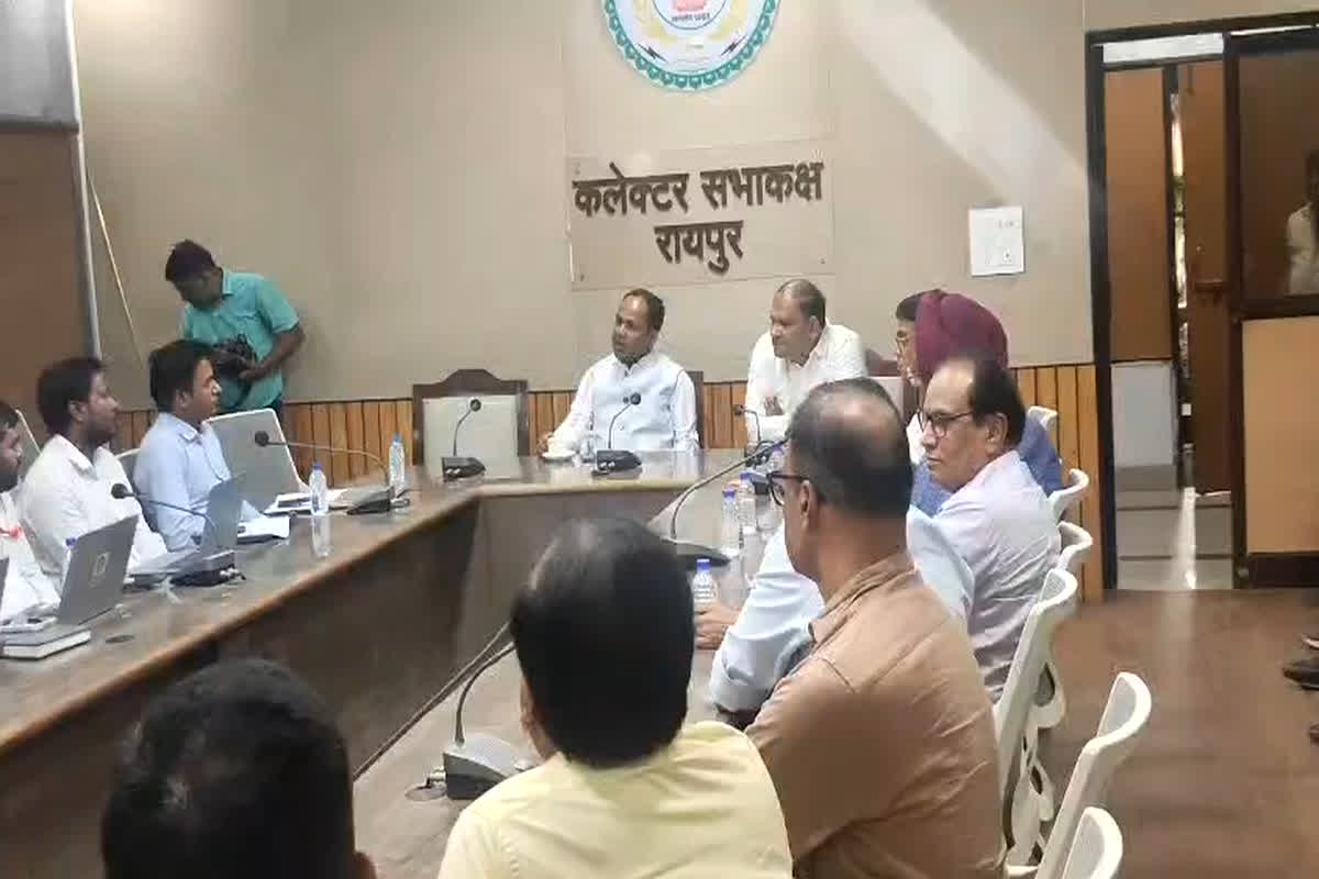 Raipur Collector Meeting News: राजधानी में कलेक्टर ने ली पेट्रोल पंप संचालकों की बैठक, स्थिति सामान्य होने तक ये काम करने के दिए निर्देश, जानें आप भी