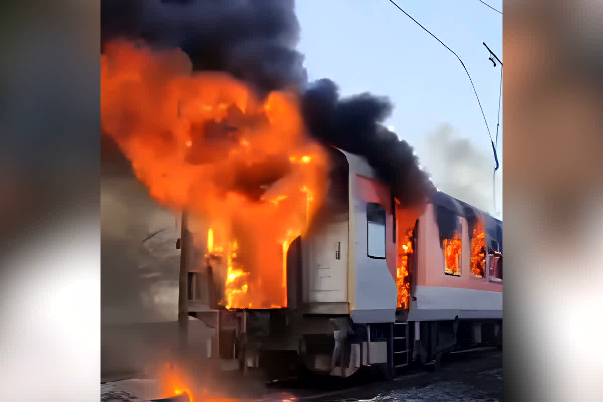 Rajdhani Express Fire : चलती राजधानी बनी ‘The Burning Train’!  इस वजह से बोगी में अचानक दहक उठीं लपटें, 68 यात्रियों की बाल बाल बची जान