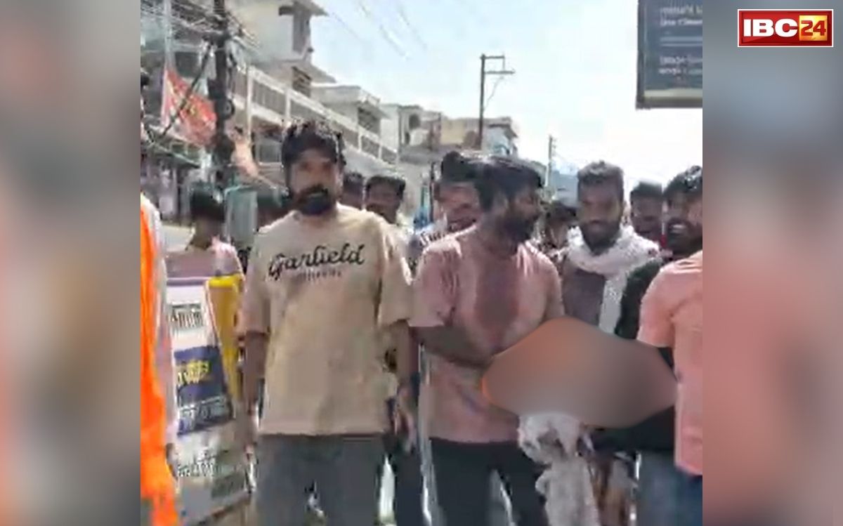 Ratlam Cow Body News: बकरीद के बीच रतलाम में तनाव..! इस हाल में मिले गौवंश के अवशेष, कटा हुआ सिर लेकर सड़क पर उतरे लोग, इतने लोग हिरासत में