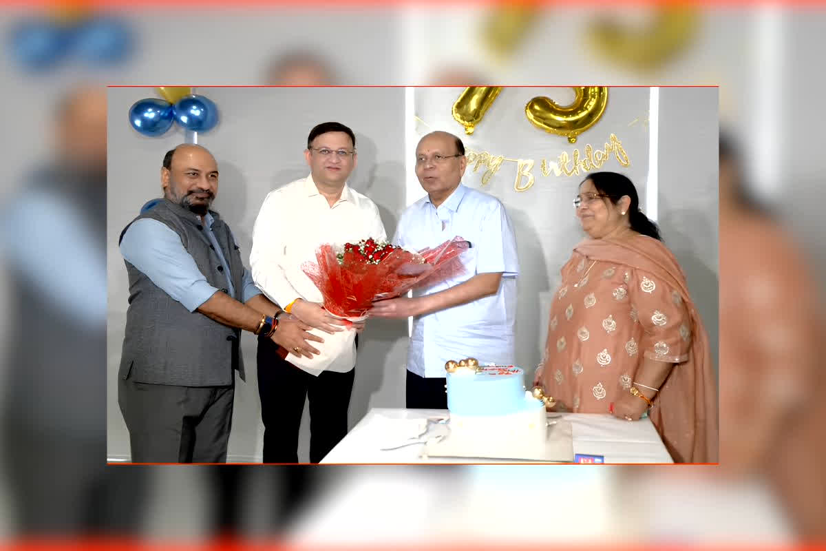 Suresh Goyal Birthday Celebration: हर्षोल्लास के साथ मनाया गया IBC24 के चेयरमैन सुरेश गोयल का जन्मदिन, बर्थडे सेलिब्रेशन में जुटे संस्था के अधिकारी, कर्मचारी, स्पेशल शो रील ने बनाया माहौल खास