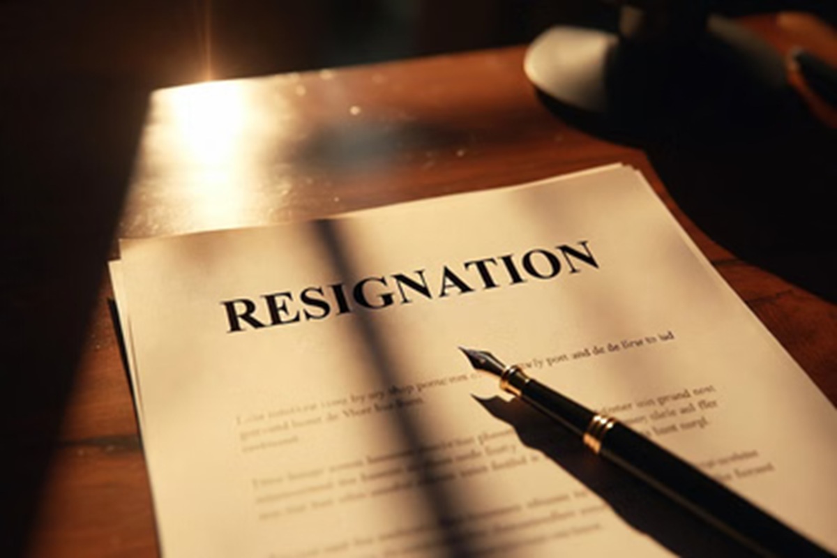 British Prime Minister Resigns: प्रधानमंत्री ने दिया अपने पद से इस्तीफा, अब इन्हें मिल सकती है सरकार की कमान, अचानक इस देश में शुरू हुआ सियासी घमासान
