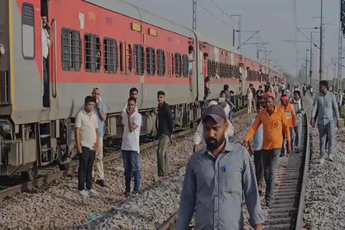 MP Train Accident: MP में ट्रेन से कटकर 4 यात्रियों की मौत, महज इस अफवाह ने ले ली चारों की जान, दिल्ली-मुंबई रेलवे रूट बाधित