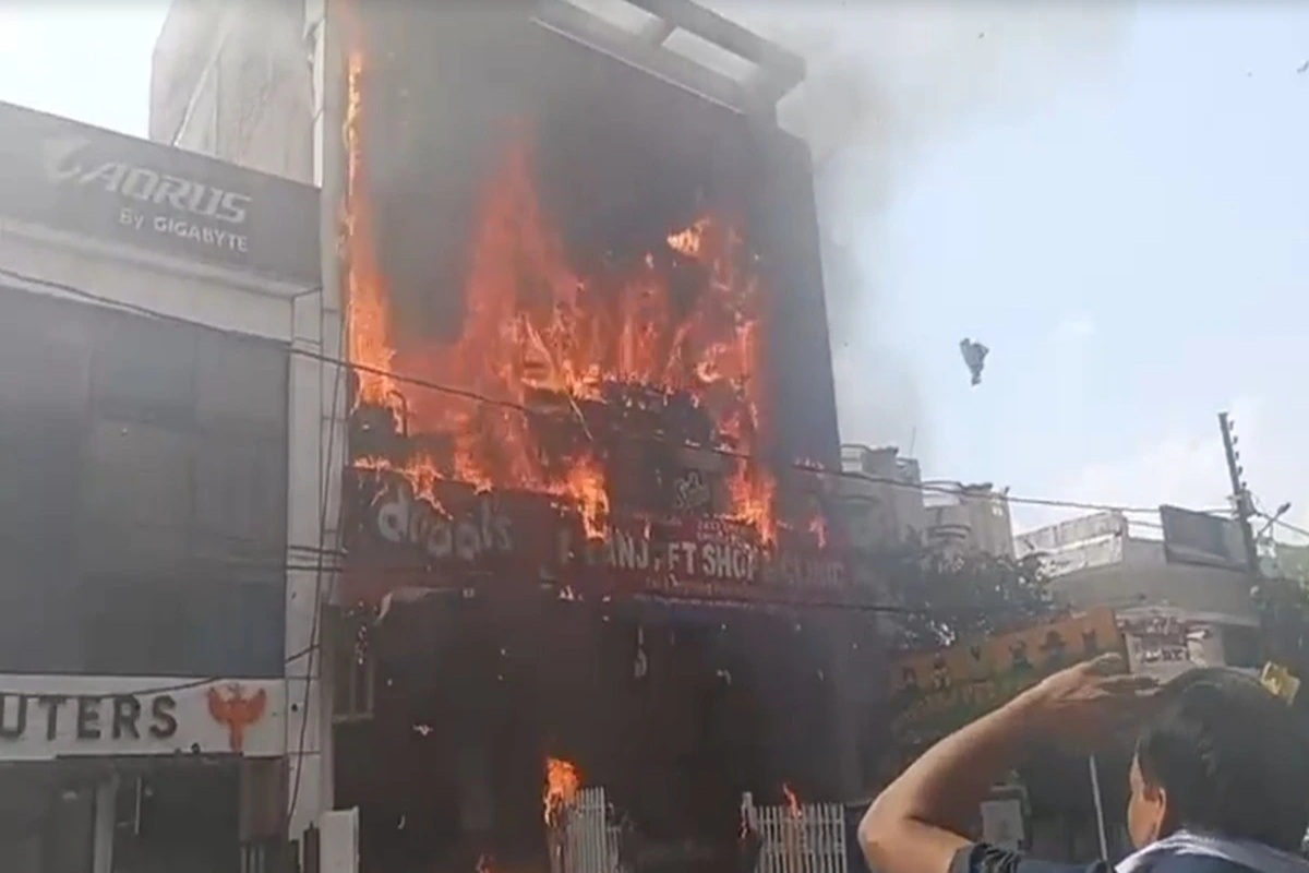 Lucknow Coaching Centre Fire News: कोई बाथरूम में छिपा तो किसी ने बिल्डिंग से लगाई छलांग… देखते ही देखते थम गई 15 लोगों की सांसें, जानिए कैसे हुआ कोचिंग सेंटर में अग्निकांड?