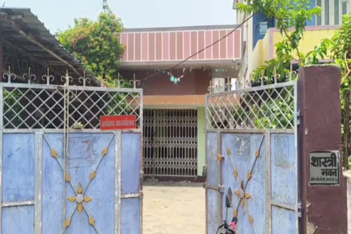 Theft in Bhagalpur MP Bungalow: अब सांसद भी नहीं है सुरक्षित! बंगले में चोरों ने बोला धावा, ले उड़े सुरक्षाकर्मी की पिस्तौल ये सामान 