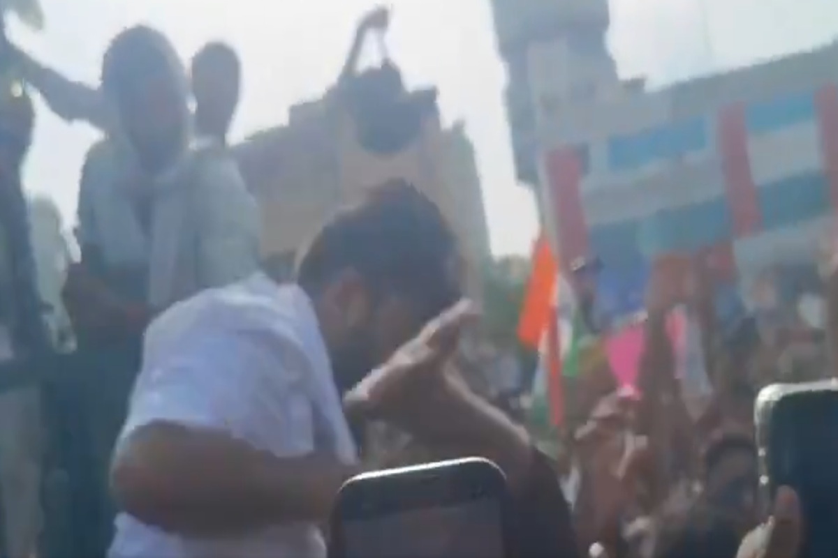 Abhijeet Dipke Beaten Up: कॉकरोच जनता पार्टी के फाउंडर अभिजीत दीपके पर हमला, प्रदर्शन के दौरान मारे गए थप्पड़, देखें वायरल वीडियो