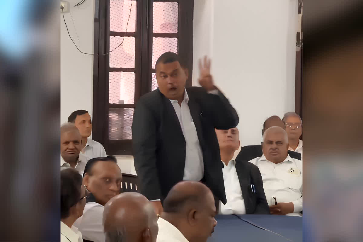 Ayodhya Bar Association Ultimatum Champat Rai : राम मंदिर चढ़ावा चोरी केस में मचा बवाल! चंपत राय-अनिल मिश्रा को एसोसिएशन ने इतने दिनों के अंदर दिया अयोध्या छोड़ने का अल्टीमेटम
