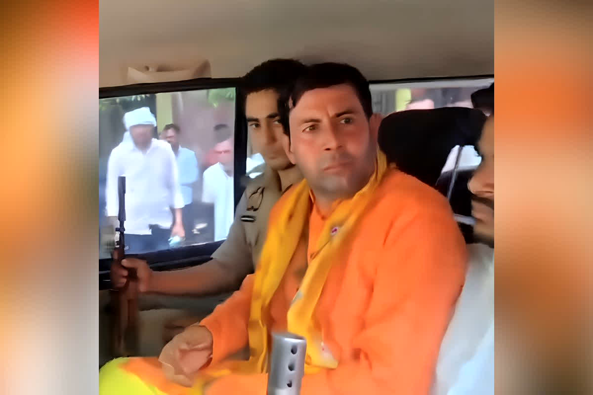 Bottle Baba Kanpur Arrested : फूंक मारकर पानी को बनाता था ‘अमृत’, कैंसर ठीक करने का करता था दावा, महिला ने खोला राज़ तो सलाखों के पीछे पहुंचा ‘बोतल बाबा’
