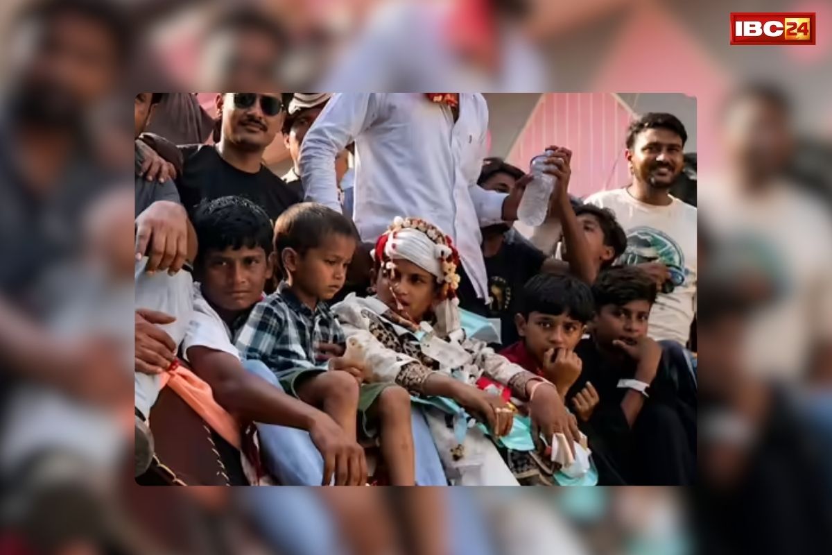Bulldozer Baraat Video: घोड़ी नहीं, इस खास गाड़ी पर सवार होकर दुल्हन लेने पहुंचा दूल्हा, वीडियो वायरल होते ही पुलिस ने काटा इतने का चालान, आप भी देखें Video