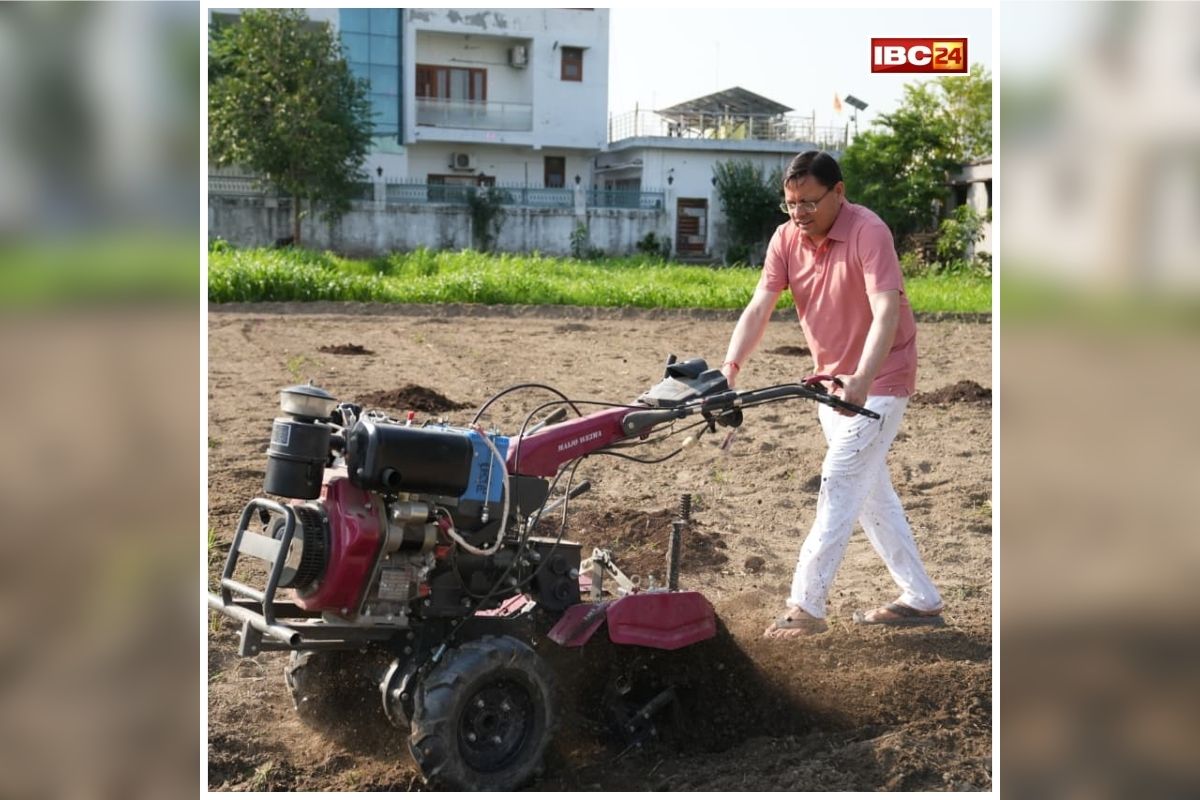 CM Dhami Farming: खेत में उतरे CM धामी! मां के साथ की जुताई, अपने हाथों से खेत में डाली खाद, देखें वीडियो