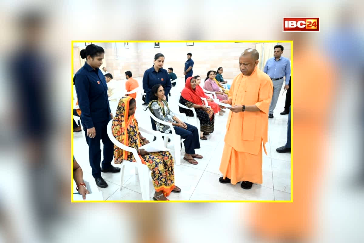 CM Yogi Janta Darshan Program: एक-एक व्यक्ति के पास जाकर सीएम योगी ने सुनीं समस्या, जनता दर्शन कार्यक्रम में मिला समाधान तो खिले चेहरे, अधिकारियों को दिए गए ये निर्देश
