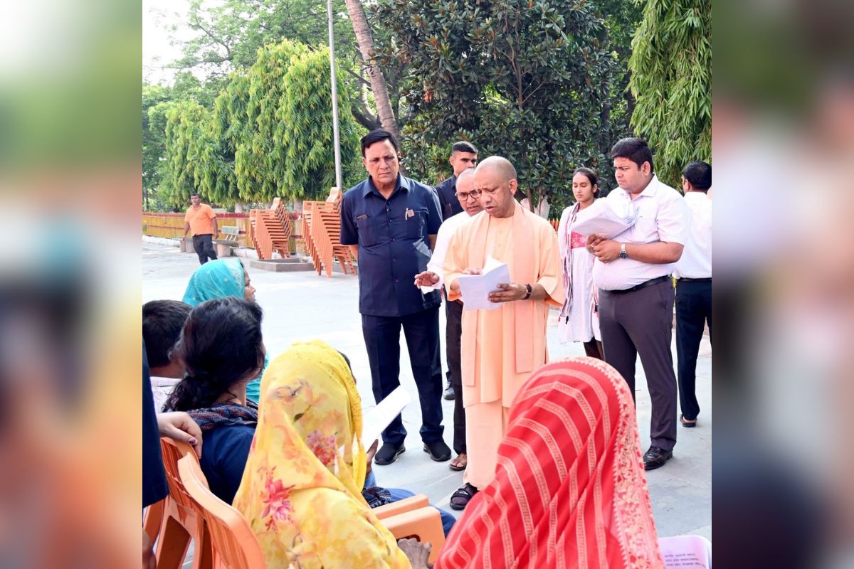 CM Yogi Janta Darshan: इलाज से लेकर पेंशन तक.. लोगों की समस्याओं का सीएम योगी ने तुरंत किया निराकरण, अफसरों से बोले- हर पात्र व्यक्ति तक पहुंचे योजनाओं का लाभ