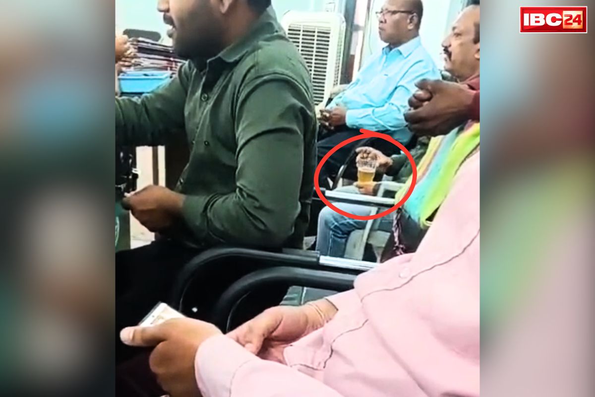Drinking in Office Viral Video: आबकारी के दफ्तर में ही जाम छलका रहे थे कर्मचारी!.. वीडियो के वायरल होते ही मचा हड़कंप, जानें आला-अफसरों की क्या है प्रतिक्रिया