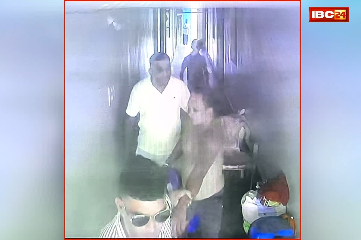 GPM Kidnapping Video: छत्त्तीसगढ़ में दिनदहाड़े कारोबारी का अपहरण, पुलिस बनकर बदमाशों ने दिया घटना को अंजाम, CCTV फुटेज देख पुलिस के भी उड़े होश