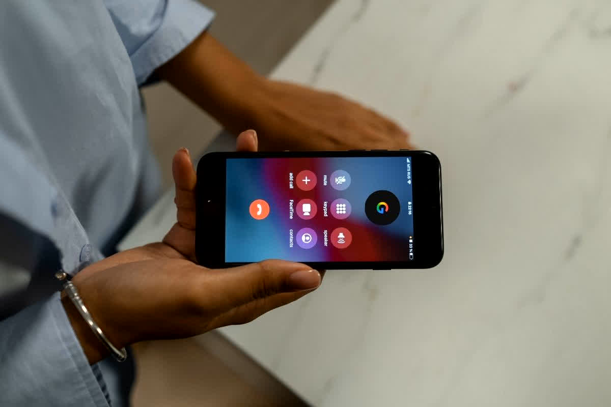 Google Fake Call Detection Feature: अब कोई भी फर्जी कॉल नहीं बच पाएगी! AI करेगा खुलासा, Google का ये नया फीचर बताएगा कौन है ठग और कौन असली