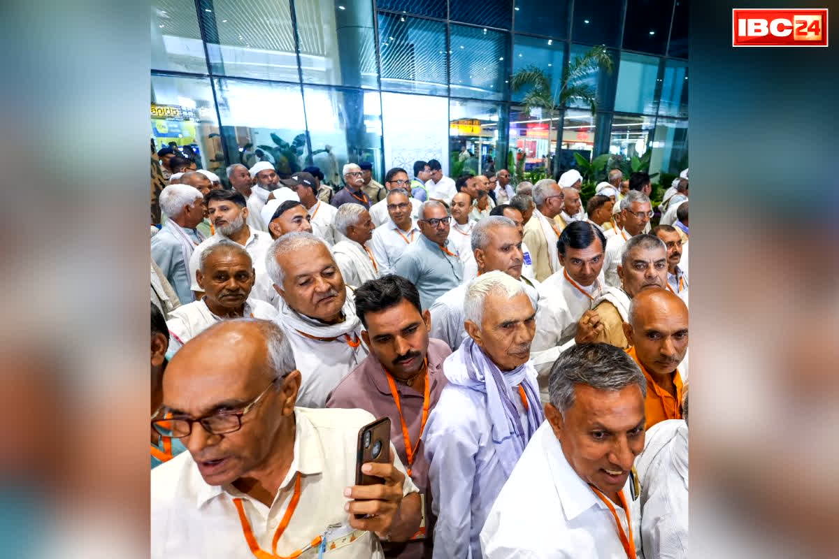 Jewar Airport CM Yogi Adityanath News: जेवर एयरपोर्ट के लिए अपनी कीमती जमीन देने वाले किसानों का CM योगी ने किया अभिनन्दन.. एक किसान ने कहा, ‘हवाई चप्पल पहनकर मैंने हवाई यात्रा की”..