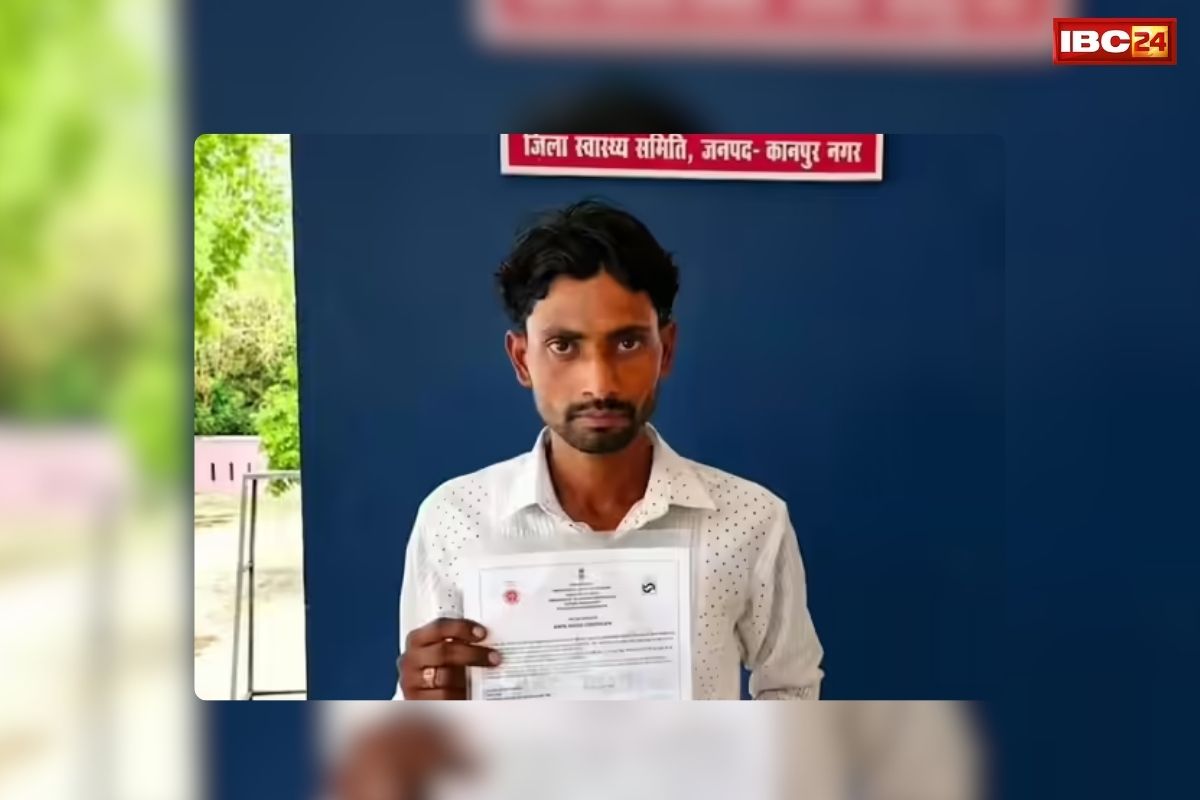 Kanpur Viral News: पिता के साथ बड़ा कांड, बर्थ सर्टिफिकेट की जगह बना दिया मृत्यु प्रमाण पत्र, अब जिंदा साबित करने भटक रहा परिवार