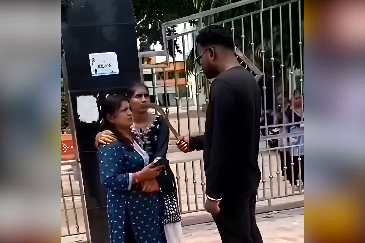 Kendrapara Derabish College Incident : ‘मुझसे शादी करो वरना…’ कॉलेज गेट पर हाथ में तेज धार ‘भुजाली’ लेकर पहुंचा सिरफिरा, वीडियो देख उड़ जाएंगे होश
