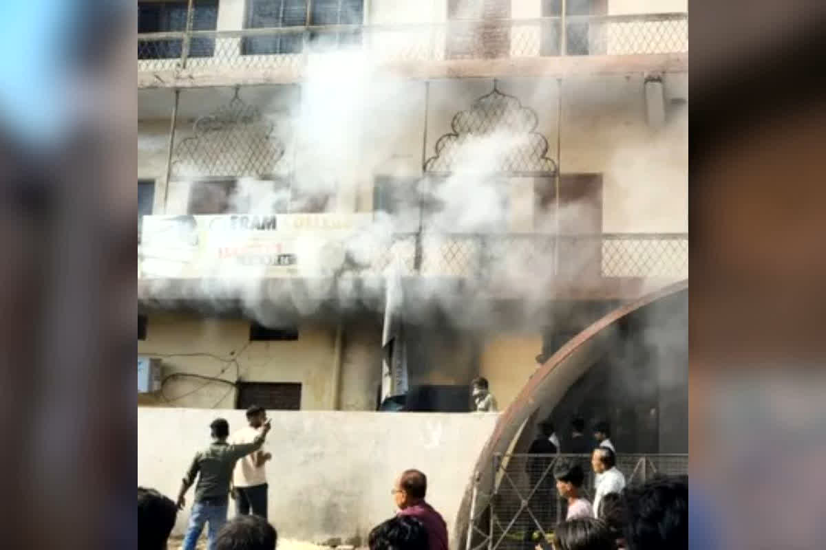 Lucknow College Fire Incident : अलीगंज हादसे के अगले ही दिन फिर उठीं लपटें! कॉलेज में अचानक मची अफरा-तफरी, दौड़ पड़ीं दमकल की गाड़ियां