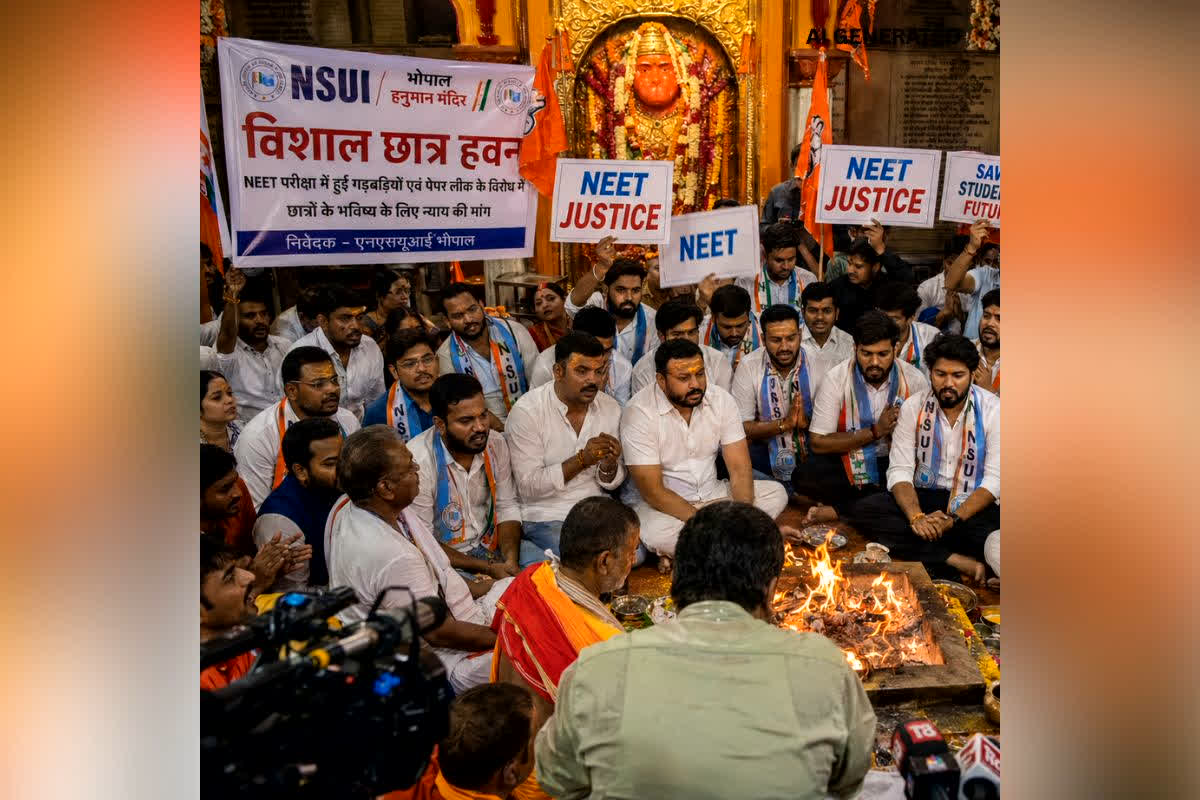 NSUI BHOPAL NEWS : राजधानी में NEET घोटाले के खिलाफ हनुमान जी की शरण में छात्र, मंदिर में आहुति देकर बोले-“अब सरकारी सिस्टम पर भरोसा नहीं!”