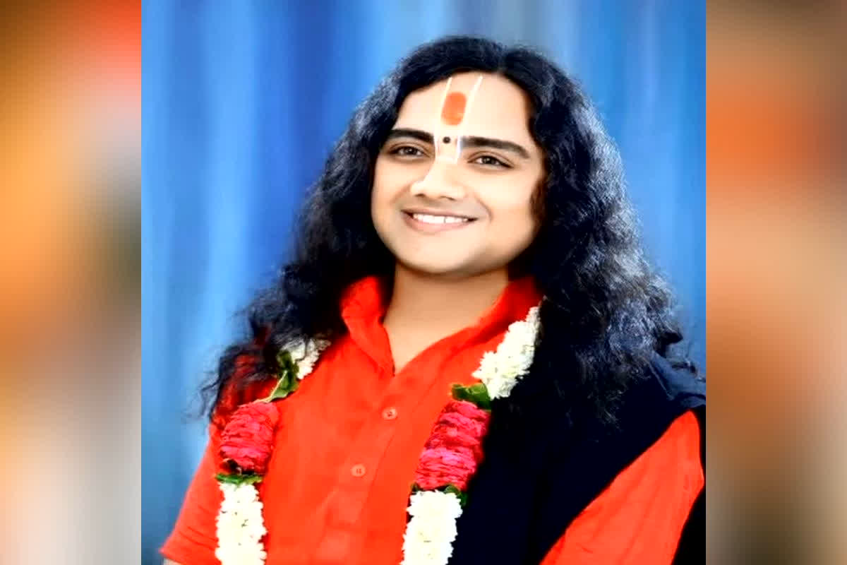 Ayodhya Kathavachak Pawandev Maharaj : शादी का सपना दिखाकर किया शोषण? कथावाचक पवनदेव महाराज पर महिला के गंभीर आरोप, गिरफ्तारी पर 15 हजार का इनाम