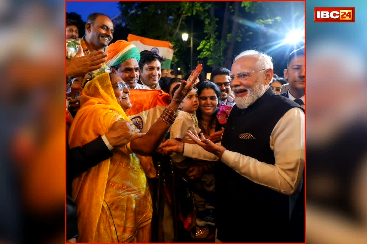 PM Modi France Visit: फ्रांस पहुंचते ही छाए पीएम मोदी, प्रवासी भारतीयों ने किया आत्मीय स्वागत… मैक्रों के साथ वीवाटेक-2026 सम्मेलन में होंगे शामिल