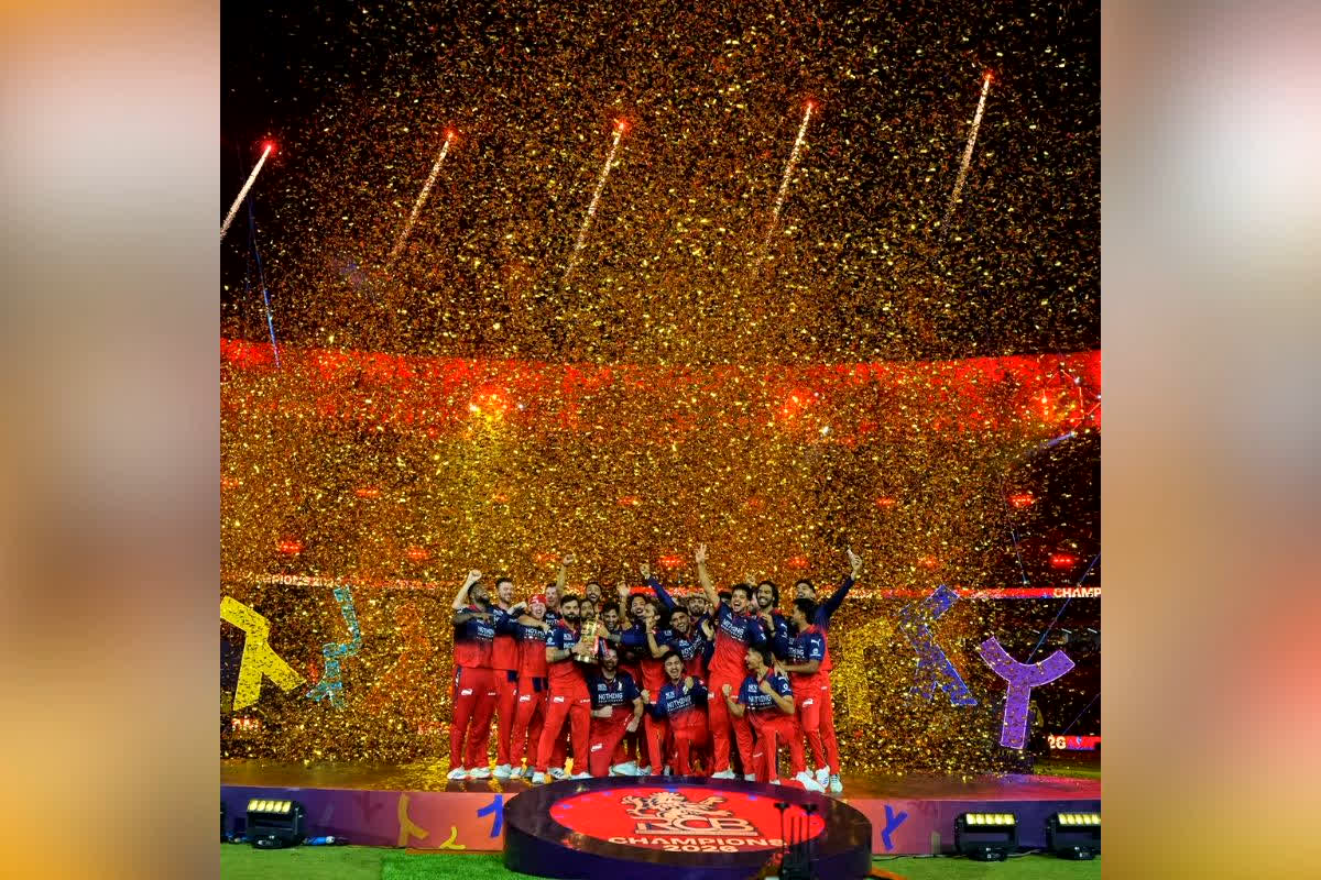 Raipur RCB IPL 2026 Celebration : लंबे इंतजार के बाद मिली जीत का जश्न, राजधानी के चौक-चौराहों पर फैंस ने निकाला विजय जुलूस, गूंजे RCB के नारे