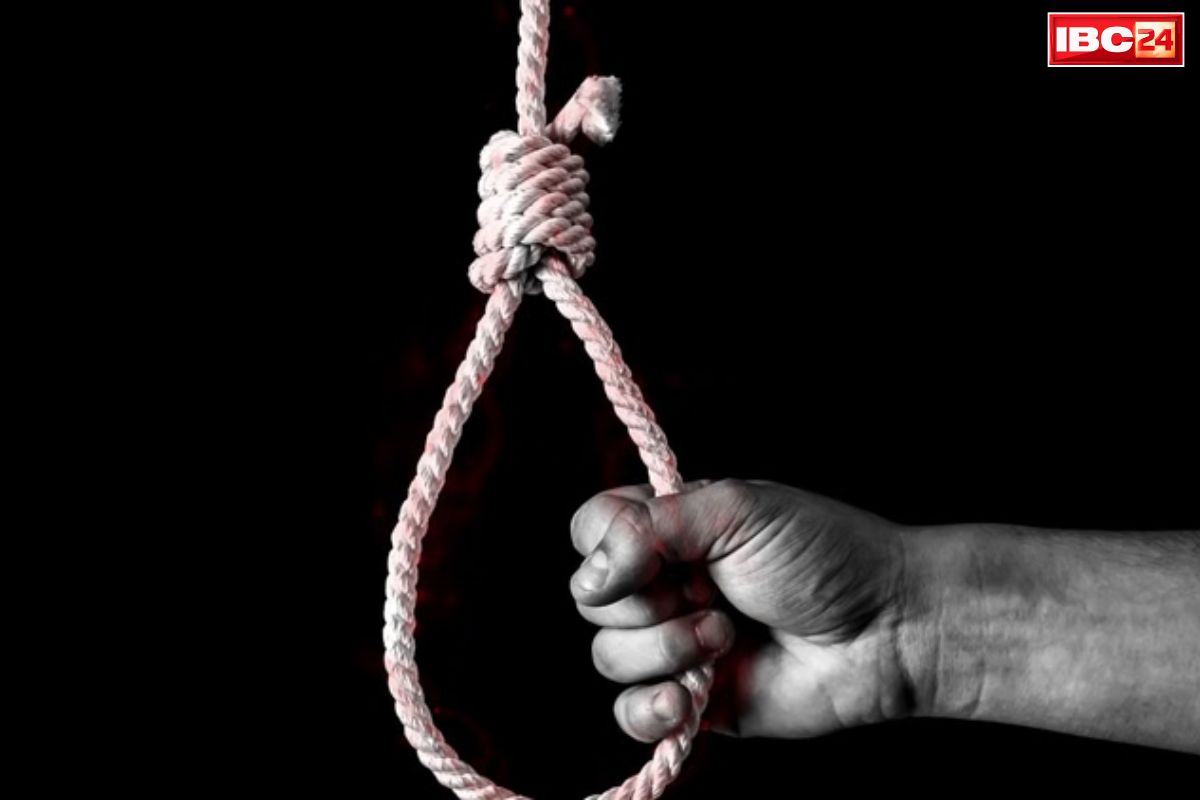 Raigarh Live Death Viral Video: रील बनाने के चक्कर में गई विवाहिता की जान?.. पंखे से लटकती हुई मिली लाश, मोबाइल के कैमरे में रिकॉर्ड हो गया पूरा वीडियो