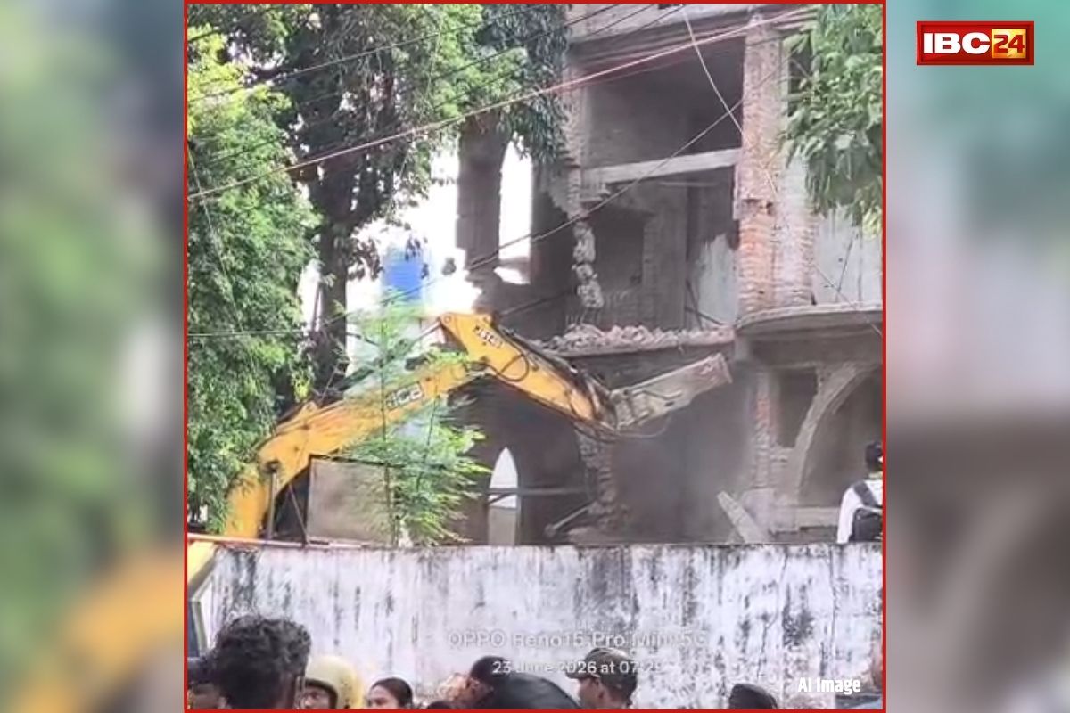 Raipur Bulldozer Action: सुबह-सुबह प्रशासन की बड़ी कार्रवाई, राजधानी के इस स्कूल परिसर में चला बुलडोजर, जानें किस बात के लगे थे आरोप?