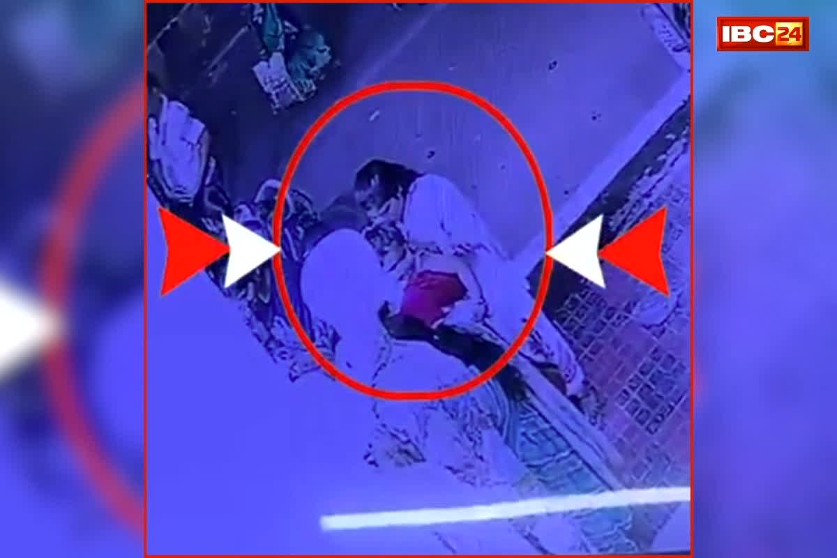 Raipur Chain Snatching Video: राजधानी में महिला पत्रकार के साथ हो गया बड़ा कांड, CCTV में कैद हुई वारदात, देख आपको भी नहीं होगा यकीन