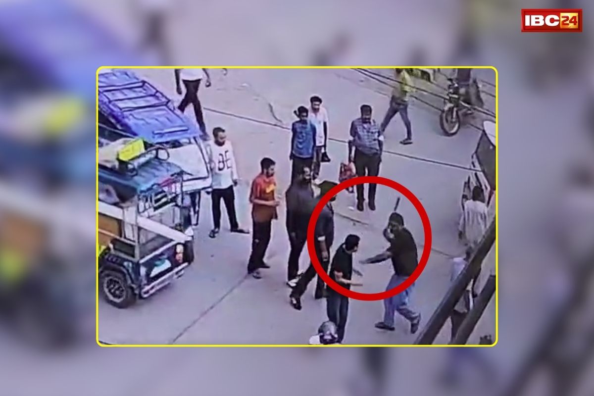  Rewa Shilpi Plaza Fight Video: सड़क पर बेल्ट-डंडों से दो युवकों की बेरहम पिटाई, सीसीटीवी में कैद हुई दबंगई, आरोपी फरार