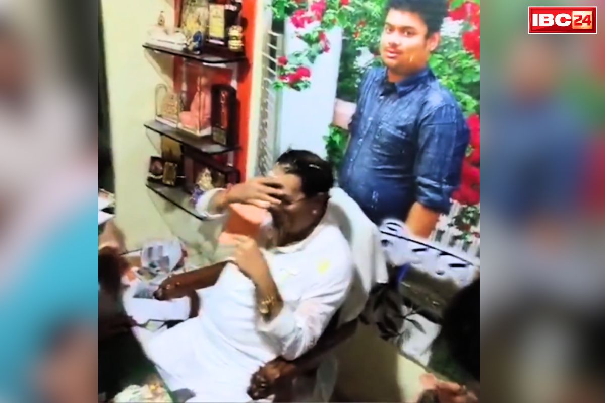 TMC Leader Ujjal Biswas Video: ममता के पूर्व मंत्री के दफ्तर में गुस्साए लोगों का जमकर हंगामा.. चेहरे पर फेंके अंडे, जानें क्या है इस TMC के पूर्व विधायक पर आरोप