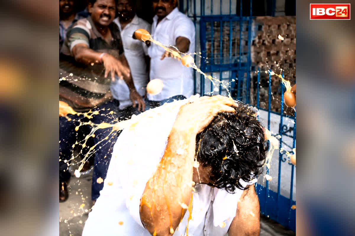 Throwing Eggs on TMC Leader Video: नहीं देखी होगी किसी नेता पर अंडो की ऐसी बारिश.. कोर्ट से बाहर आते ही अचानक हुआ हमला, पुराने मामले में भी दो की गिरफ्तारी, देखें वीडियो..