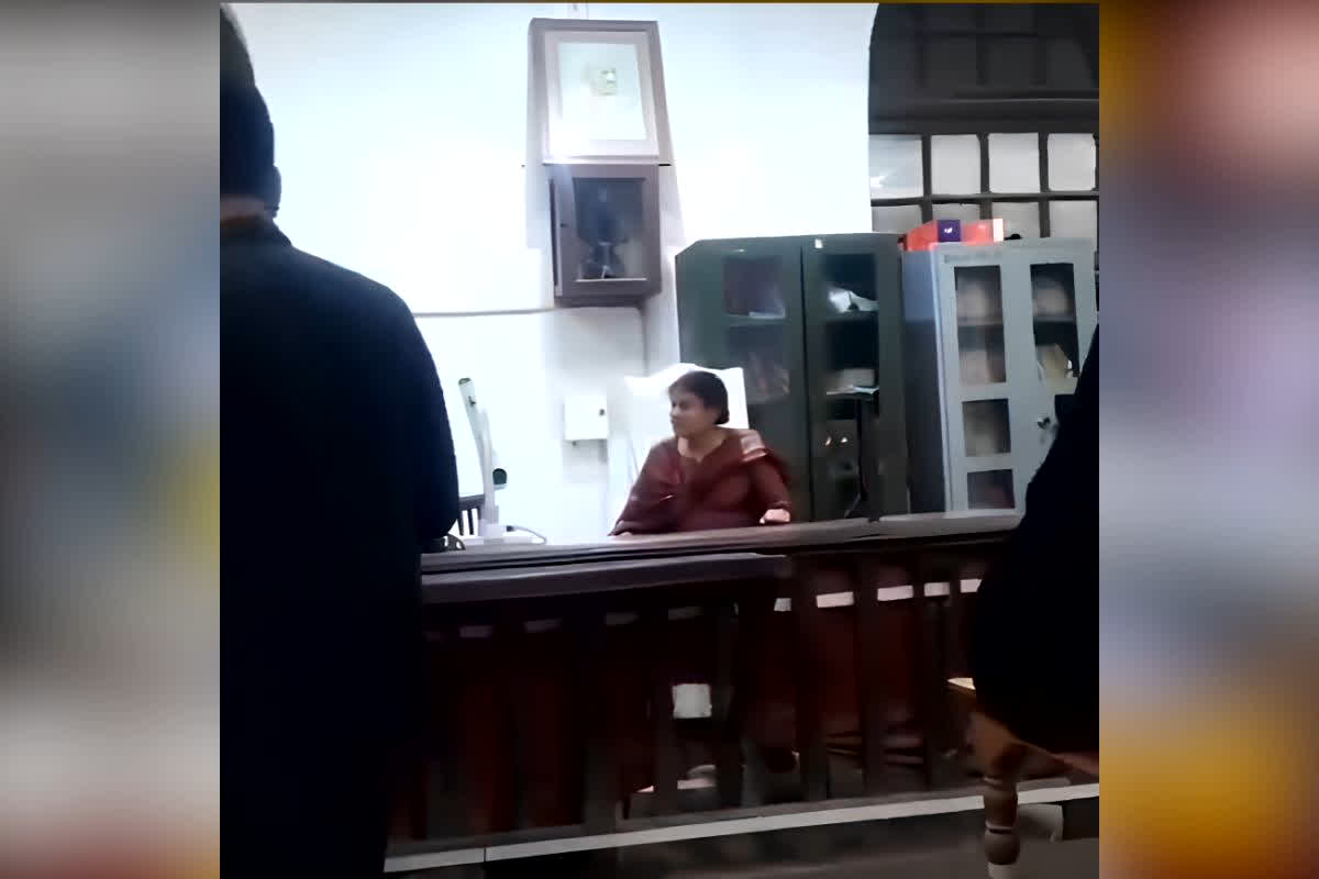 Varanasi Woman Sits on Judge Chair : “अब से मैं ही हूँ जज…” कोर्ट में घुसकर जज की कुर्सी पर बैठ गई महिला, फिर जो हुआ उसे देख वकीलों के उड़ गए होश