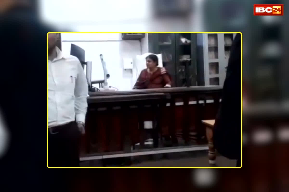 Varanasi Court Viral Video: जिला जज की कुर्सी पर बैठकर महिला करने लगी ये हरकत… कोर्ट में मचा बवाल, देखें वायरल वीडियो